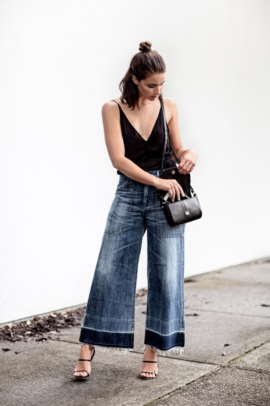 harper-and-harley_wide-leg-cropped-denim_black-cami_outfit_street-style_2-mlmq3yfifyy3lh0a8lsorzepsluuyw6ylhqx914fr0